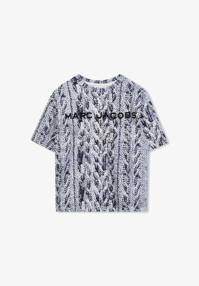 Katoenen T-shirt met een marineblauw en wit kabelbreipatroon, afgewerkt met "MARC JACOBS" in vette zwarte letters over de voorkant.