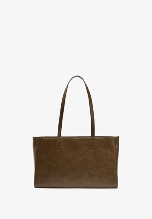 Brązowa skórzana torba tote z dwoma uchwytami u góry, prostokątny kształt, gładka tekstura i minimalne detale w stębnowaniu wzdłuż krawędzi.