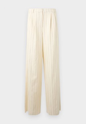 Kreminės spalvos plačios kelnės su vertikaliomis tamsiai mėlynomis juostomis, turinčios raukšlėtą priekį ir glotnų šiek tiek tekstūruotą audinį.