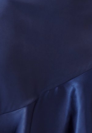 Marineblauer Satinstoff mit glatter Textur und dezentem Glanz, der ein drapiertes Design und klare Linien zeigt.