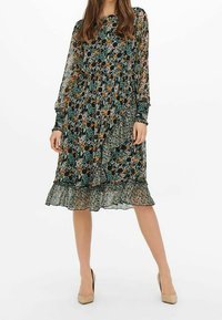 Florale midi-jurk met lange mouwen, gelaagde ruches aan de zoom en een donkere achtergrond met groene, oranje en blauwe bloemen. Doorzichtige stof, lichtgewicht.