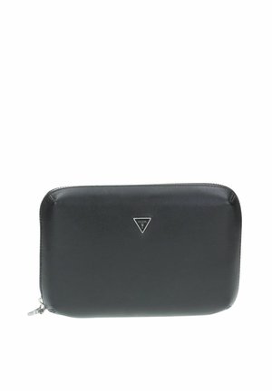 Cartera rectangular negra con cremallera, acabado liso y pequeño logo triangular de Guess centrado en el frente.