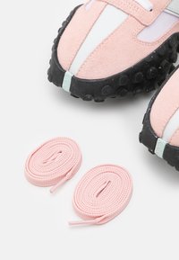 New Balance Tenisky - light pink