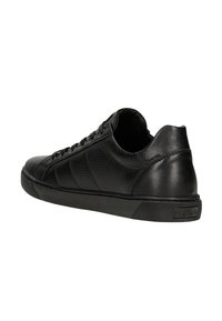Sneaker neri con finitura in pelle liscia e pannelli laterali testurizzati. Presenta punta tonda, design con lacci e suola in gomma testurizzata.