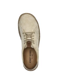 Béžová semišová bota s kruhovým prošitím, šněrovacím designem a hnědým koženým akcentem na patě. Stélka nese název značky "Josef Seibel."