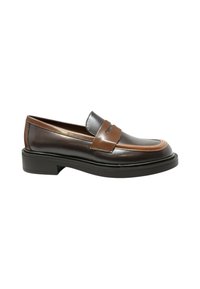 Mocassino in pelle marrone con accenti a contrasto, punta arrotondata e suola in gomma nera. Presenta una fascia decorativa sulla tomaia.