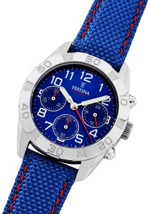Blauer Chronograph mit einem silbernen Edelstahlgehäuse, texturiertem blauen Stoffarmband und roten Akzenten. Verfügt über drei Zifferblätter und auffällige Ziffern.