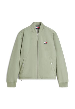 Φωτεινό πράσινο bomber μπουφάν με φερμουάρ μπροστά, δύο τσεπάκια με κουμπιά, ριμπ μανσέτες και ένα μικρό ορθογώνιο κόκκινο, λευκό και μπλε λογότυπο στο στήθος.