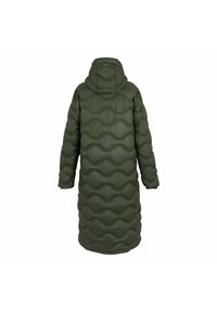 Long manteau rembourré vert olive avec capuche et motif de couture matelassée ondulée, vu de dos.