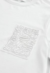 REGULAR FIT EMBELLISHED POCKET - Trükipildiga T-särk - white