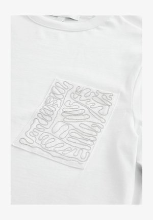 Witte T-shirt met een gestructureerde rechthoekige patch met zilveren draad in een golvend lijnenpatroon, ronde halslijn en korte mouwen.