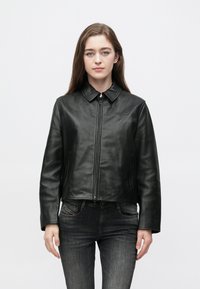 Μαύρο cropped δερμάτινο μπουφάν με γιακά, κλείσιμο με φερμουάρ και πλαϊνές τσέπες. Διαθέτει διακριτικό λογότυπο στο αριστερό στήθος. Λεία υφή.