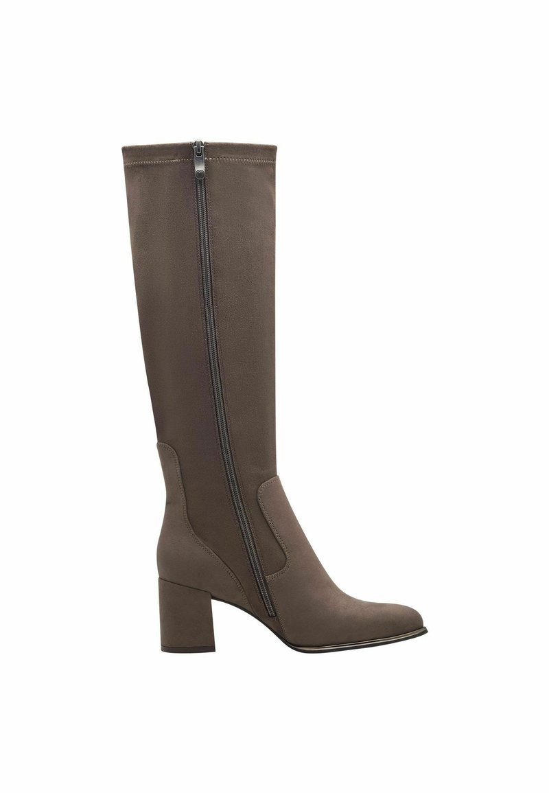 Brauner kniehoher Stiefel mit Blockabsatz, der ein elegantes Design, strukturiertes Wildledermaterial und einen Seitenzipper zur Verschluss hat.