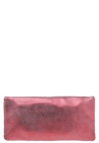 Metalická růžová kabelka typu clutch s hladkým povrchem, obdélníkovým tvarem a bez viditelného hardwaru nebo akcentů. Jednoduchý design, minimalistický vzhled.