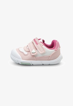 Chaussure de sport rose clair avec des accents blancs et roses, tige en mesh pour la respirabilité, deux sangles à boucle auto-agrippante, et une semelle en caoutchouc texturée.