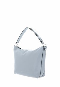 Sac à main en cuir gris clair avec une texture lisse, une forme arrondie, une bandoulière unique et des accents en métal argenté. Logo présent à l'avant.