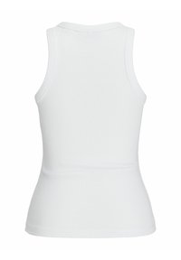 Hvid tætsiddende tanktop lavet af ribbet stof. Har en rund halsudskæring og brede skulderstropper. Ingen synlige mønstre eller detaljer.