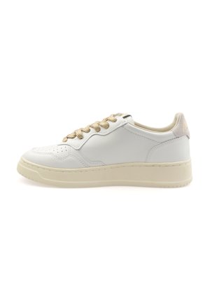 Witte leren sneaker met beige veters. Heeft een geperforeerde neus, subtiele designlijnen en een textuuraccent op de hak. Rubberen zool.