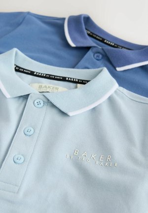 Dvije polo majice složene jedna na drugu, jedna svijetloplava s bijelim detaljima i gumbima, druga tamnoplava sličnog dizajna. Obje imaju brendiranje "BAKER".