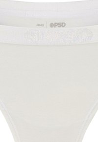 Biele bavlnené slipy s elastickým pásom, na ktorom je logo "PSD". Veľkosť označená ako malá; hladká textura a klasický dizajn.