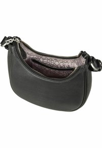 Mustassa nahkaisessa olkalaukussa on hopeinen vetoketju, joka on osittain auki, paljastaen vaaleanbeige sisävuoren, jossa on toistuva brändinimi ja pieni sisätasku.