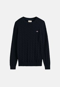 Navy kabelgebreide trui met een ronde halslijn, geribbelde manchetten en zoom, met een klein geborduurd logo op de borst.