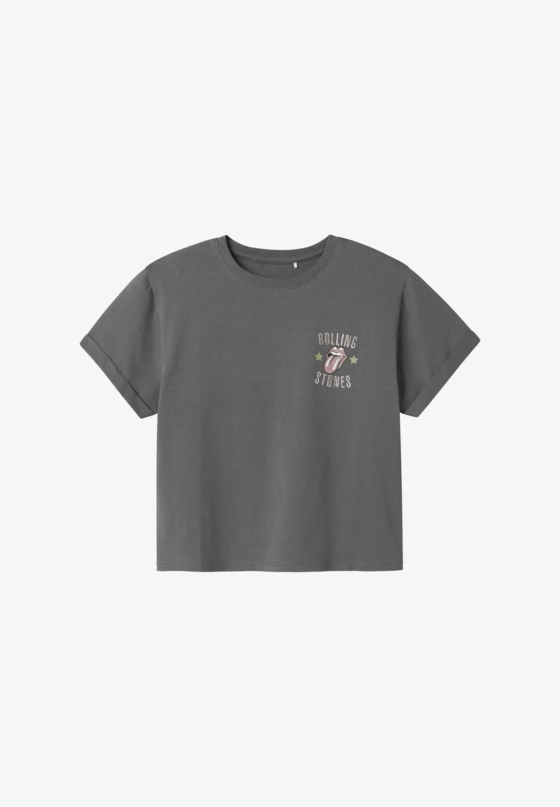Pelēks kokvilnas T-krekls ar apaļu kakla izgriezumu, īsām piedurknēm un krāsainu Rolling Stones logo, kas ietver mēles grafiku un zvaigznes.
