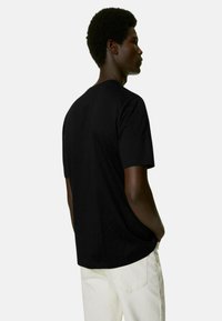 Marks & Spencer PURE - Jednoduché tričko - black