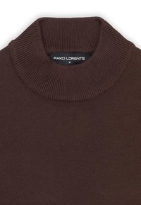 Brązowy sweter dziany z wysokim kołnierzem, z prążkowanym wzorem i metką z napisem "PAKO LORENTE M" wewnątrz dekoltu.