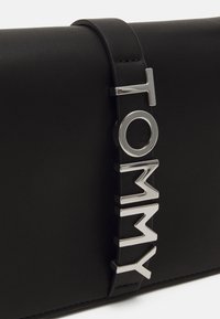 Tommy Jeans CITY BOLD FLAP CROSSOVER - Taška s příčným popruhem - black