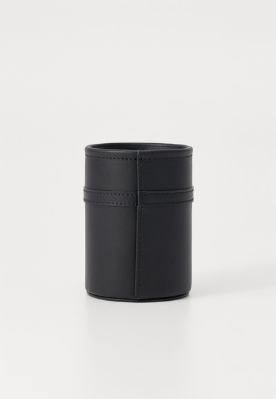 Container cilindric din piele neagră, cu cusături vizibile, textură netedă și un design simplu. Fără mânere sau embellishementuri.