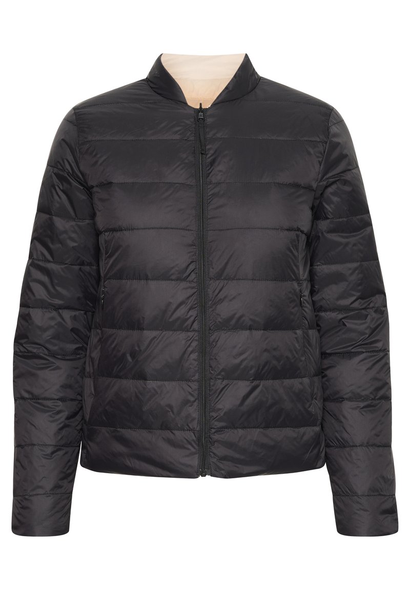 Schwarze Pufferjacke mit Reißverschluss, Stehkragen und gestepptem Design. Hergestellt aus glänzendem, leichtem Material mit langen Ärmeln.