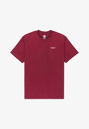 Camiseta de manga corta color burdeos con cuello redondo, con pequeño texto blanco "ELEMENT CO. SINCE 1992" en el pecho y el logotipo de Element en el interior del cuello.
