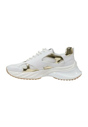 Sneakers bianchi con accenti metallici dorati, pannelli in rete e una suola bianca spessa. Forma curva con lacci e superficie testurizzata.
