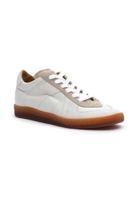 Weiße Leder- und graue Wildleder-Sneaker mit weißen Schnürsenkeln, runder Zehenpartie und brauner Gummisohle. Verfügt über ein gestepptes Design und gepolsterte Knöchel.