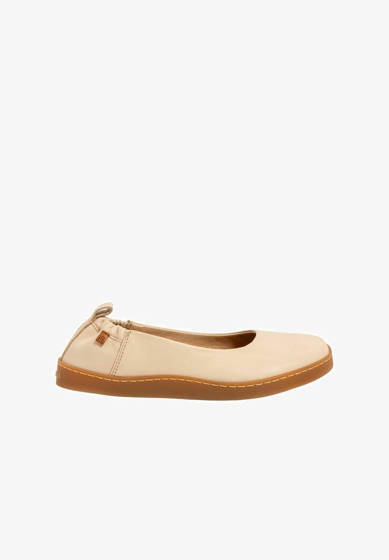 Ballerines en cuir beige avec un bout arrondi, un dos élastiqué et une semelle en caoutchouc marron contrastante avec des détails de couture visibles.