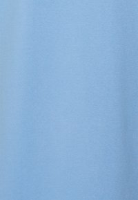 Světlé modré látka s hladkou, měkkou texturou, jednotnou barvou a bez viditelných vzorů nebo kovových prvků.