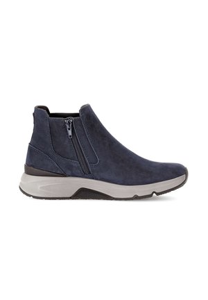 Bottines en suede bleu marine avec fermeture éclair latérale, semelle grise contrastante et bout rond avec une surface supérieure texturée.