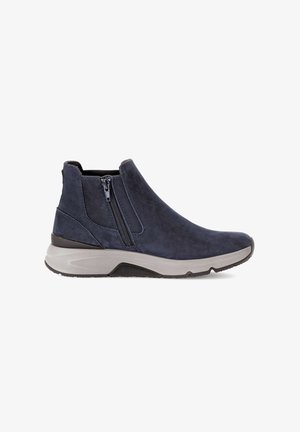 Stivali alla caviglia in suede blu navy con zip laterale, suola grigia a contrasto e punta tonda con una superficie superiore testurizzata.