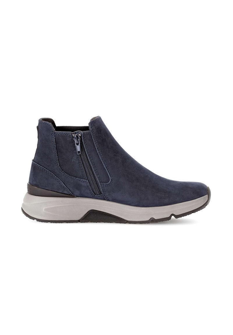 Stivali alla caviglia in suede blu navy con zip laterale, suola grigia a contrasto e punta tonda con una superficie superiore testurizzata.