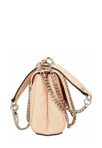 Roze gesteven handtas met gouden kettinghengsel en bijpassende roze leren schouderriem, zijaanzicht op witte achtergrond.