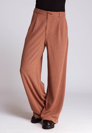 Hosen mit weitem Bein in Rostfarbe mit Fischgratmuster, ausgestattet mit hoher Taille, Frontfalten und Zwei-Knopf-Verschluss. Hergestellt aus strukturiertem Stoff.