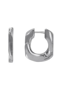 Orecchini a cerchio in argento con una superficie liscia e lucida. Presentano una forma geometrica con un accento ondulato lungo il bordo.