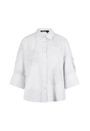 Weißes Hemd mit Knöpfen, dreiviertellangen Ärmeln und floralen Stickereien auf Vorderseite und Ärmeln.