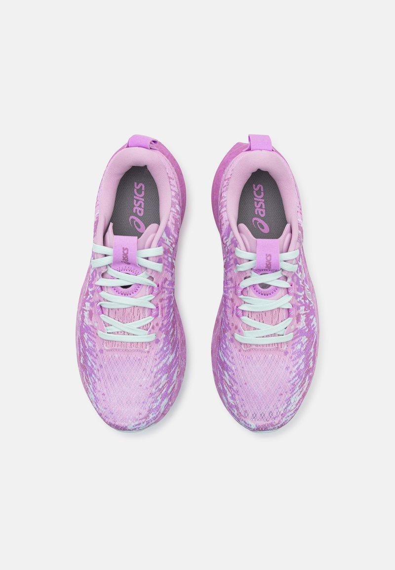 Baskets de sport violettes avec une tige en tricot texturé, des lacets blancs et un col rembourré. Présente un logo sur la languette et le talon.