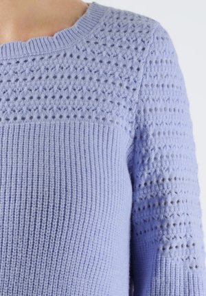 Maglione a maglia lavanda chiaro con un motivo testurizzato sulle spalle e sulle maniche superiori, caratterizzato da un collo e un orlo a coste.