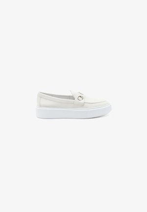 Scarpa slip-on in pelle bianca con profilo basso, caratterizzata da un occhiello decorativo rotondo e una suola in gomma bianca. Superficie liscia e design minimal.