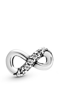 Strieborný nekonečný prívesok, hladký, lesklý povrch, zdobený malými priehľadnými kryštálmi pozdĺž stredu, ktorý ukazuje elegantný krútiaci dizajn.