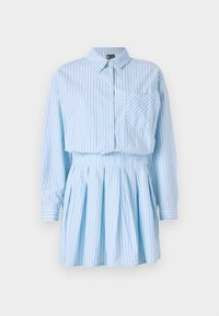 Vestido camisola listrado azul claro com mangas longas, fechamento por botões, um bolso no peito e saia plissada, feito de tecido tecido.