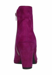 Stivale alla caviglia in suede viola con tacco grosso, dotato di zip laterale e una texture liscia. Il design è elegante e aderente alla caviglia.